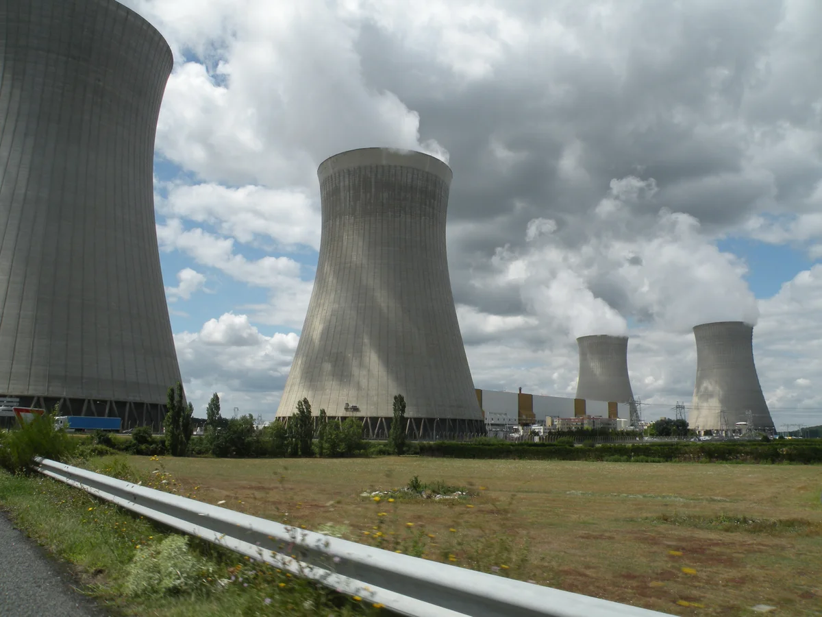 Dampierre-en-Burly commercial nuclear power station